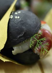 Panino nero con spigola marinata e tartufo
